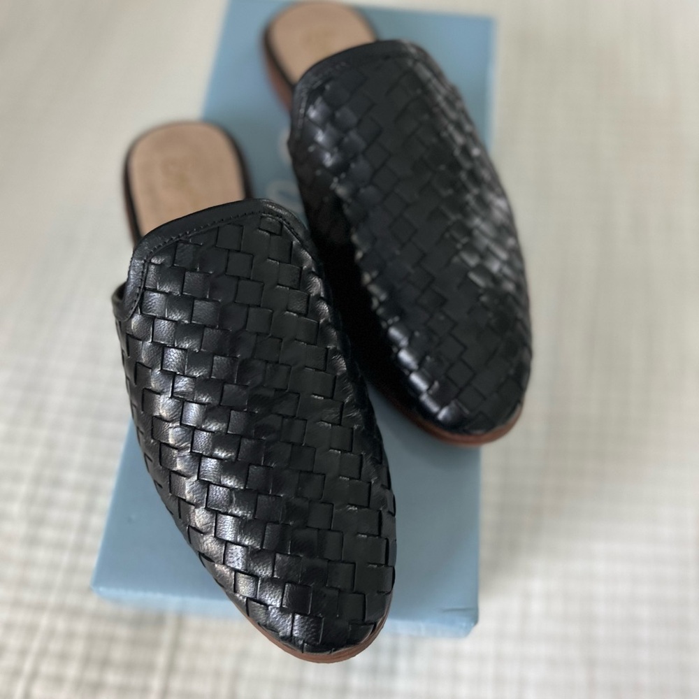 Seychelles Black Leather Knickknack Mules